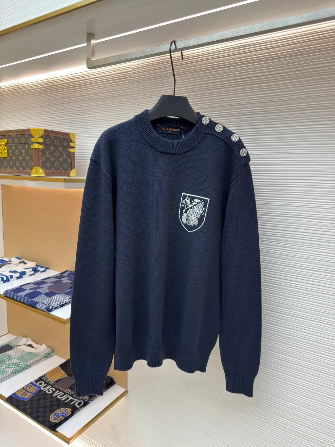 LOUIS VUITTON conch pullover ●Authentic product: Purchased and developed for 14600 ●Item number: 1680419-B50 ●Fabric: mercerized long-staple cotton ●Technology: knitting ●Version: loose fit ●Weight: about 790 grams ●Size: XS-S-M-L ●Description: Made of 100% top-grade long-staple cotton, fully combed and compacted + singeing mercerization process, striving for excellence, which not only retains the simplicity and gentleness of pure cotton, but also gives it a noble temperament like silk. The color is beautiful, the touch is gentle and delicate, you can enjoy silky smoothness, and the long-staple cotton has long fiber The fiber length is usually more than 2.5 centimeters, which is about twice the length of ordinary cotton yarn. Therefore, clothes made of raw materials with this fiber length are more wrinkle-resistant, non-pilling, and have clear textures that are beyond the reach of ordinary cotton yarn. They are non-sticky when worn for a long time in summer, and have particularly good sweat-absorbing effects. The overall wiring is straight and delicate, the fabric is comfortable and soft, and the color is consistent without color difference. It can be matched with the same style to create a fashionable look and control various occasions. Customized accessories, complete with three standards, same style for men and women!